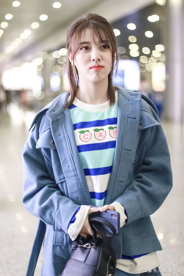 刘人语现身机场,美女赶晚班机妆容依旧精致一路露甜美笑容!